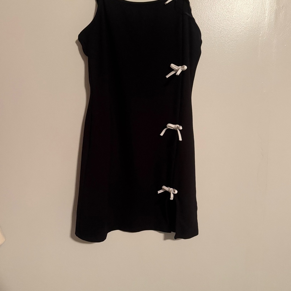 Black sleeveless sheath dress with scoop neck knee-length for cocktail